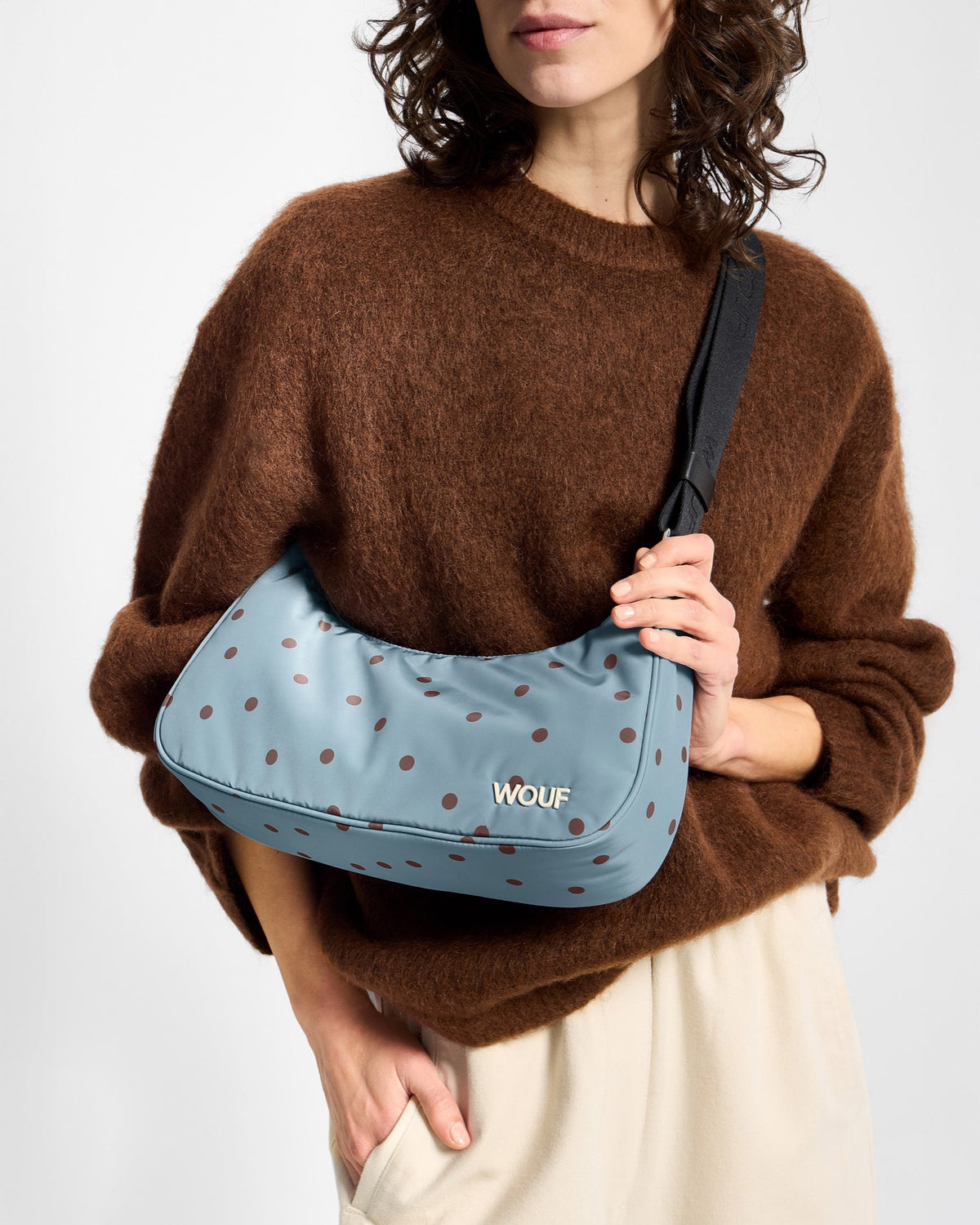 POLKA Sac bandoulière matelassé en polyester recyclé — Wouf — Polka — porté, détail 3 | Appart 17 Bruxelles