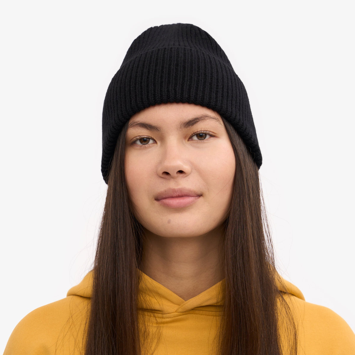 Colorful Standard Merino Wool Beanie Bonnet laine mérinos recyclée — Colorful Standard — Deep Black — porté, vue de face | Appart 17 Bruxelles