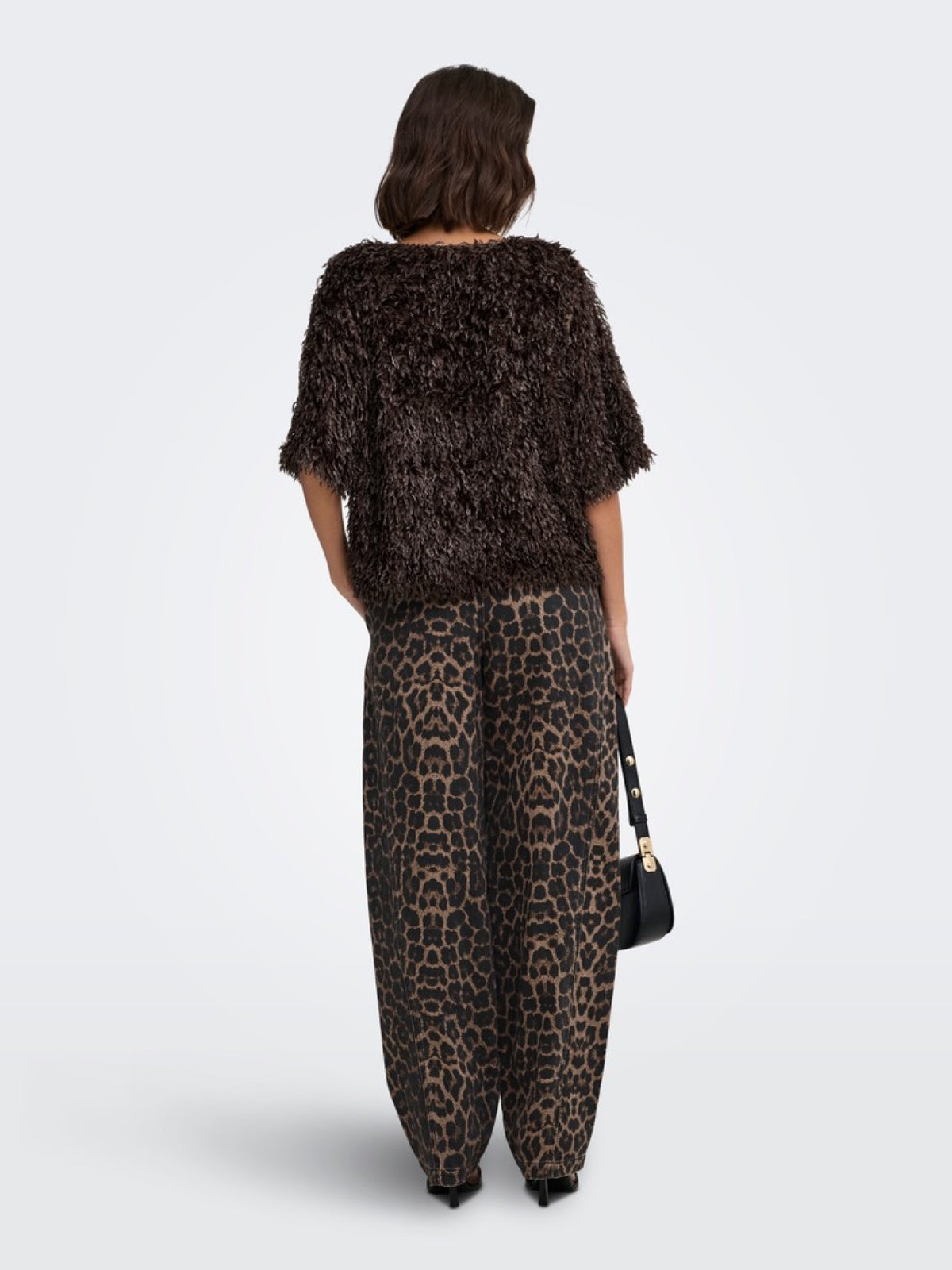 JDYBAY Pantalon barrel léopard taille haute — JDY — Fossil Leo — porté, de dos 3 | Appart 17 Bruxelles