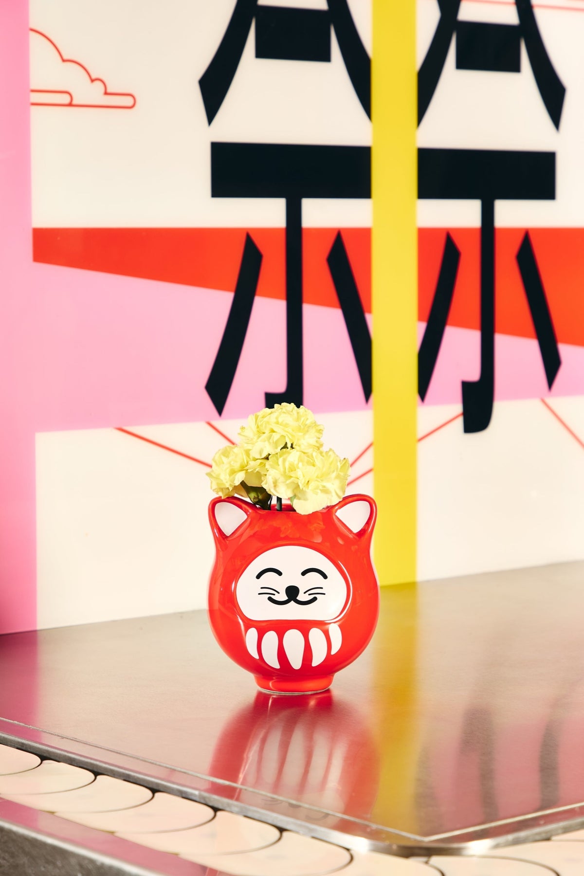 Fluid Market Vase Daruma chat porte-bonheur en céramique — Fluid Market — Rouge — en situation 2 | Appart 17 Bruxelles