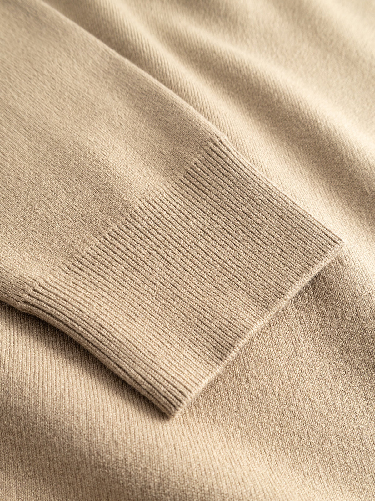 GABadriel Pull demi-zip en maille Lume, col montant — Gabba — Sand Crocker — détail du poignet 5 | Appart 17 Bruxelles