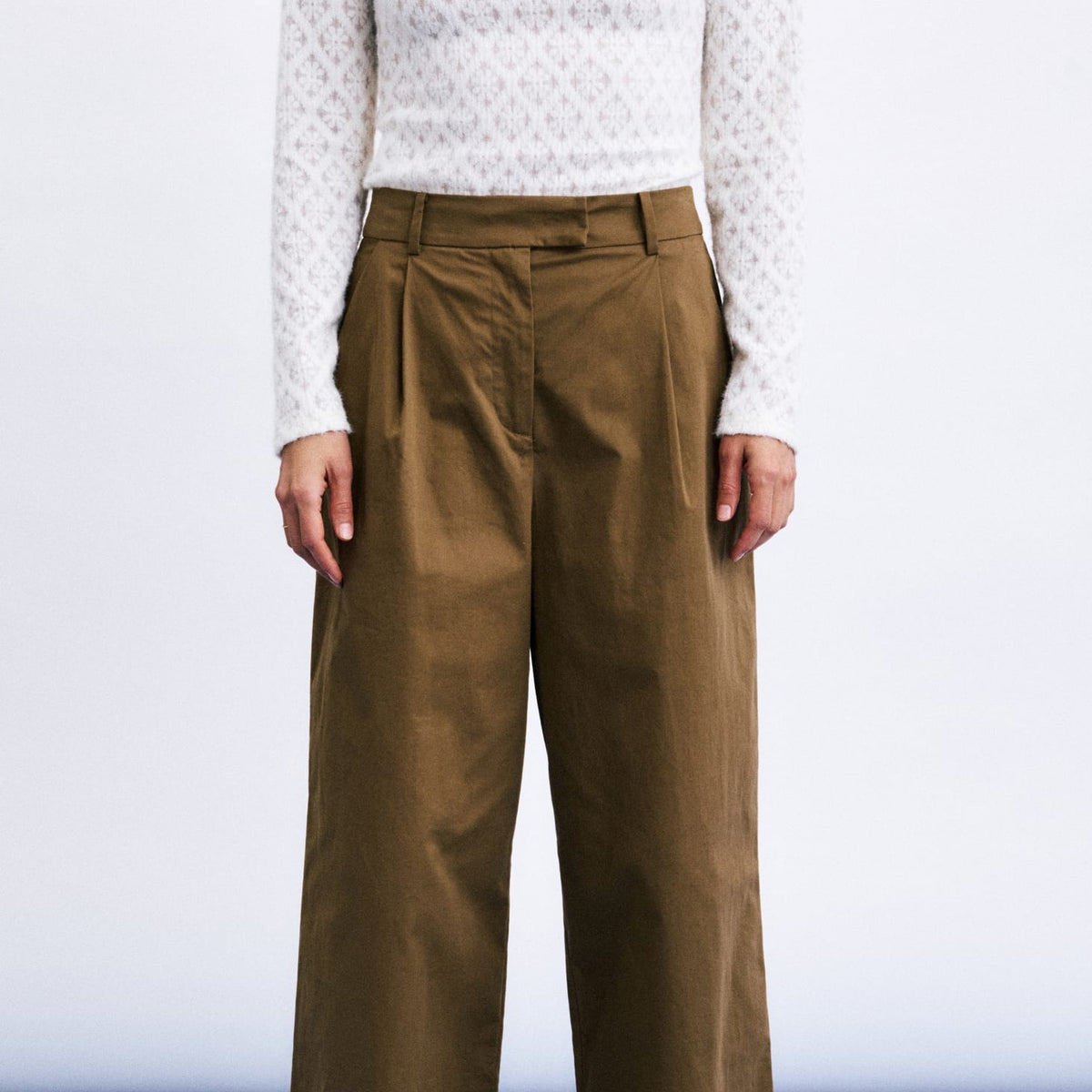 NORFOLK Pantalon large à pinces en coton — FRNCH — Marron glacé — porté, vue de face | Appart 17 Bruxelles