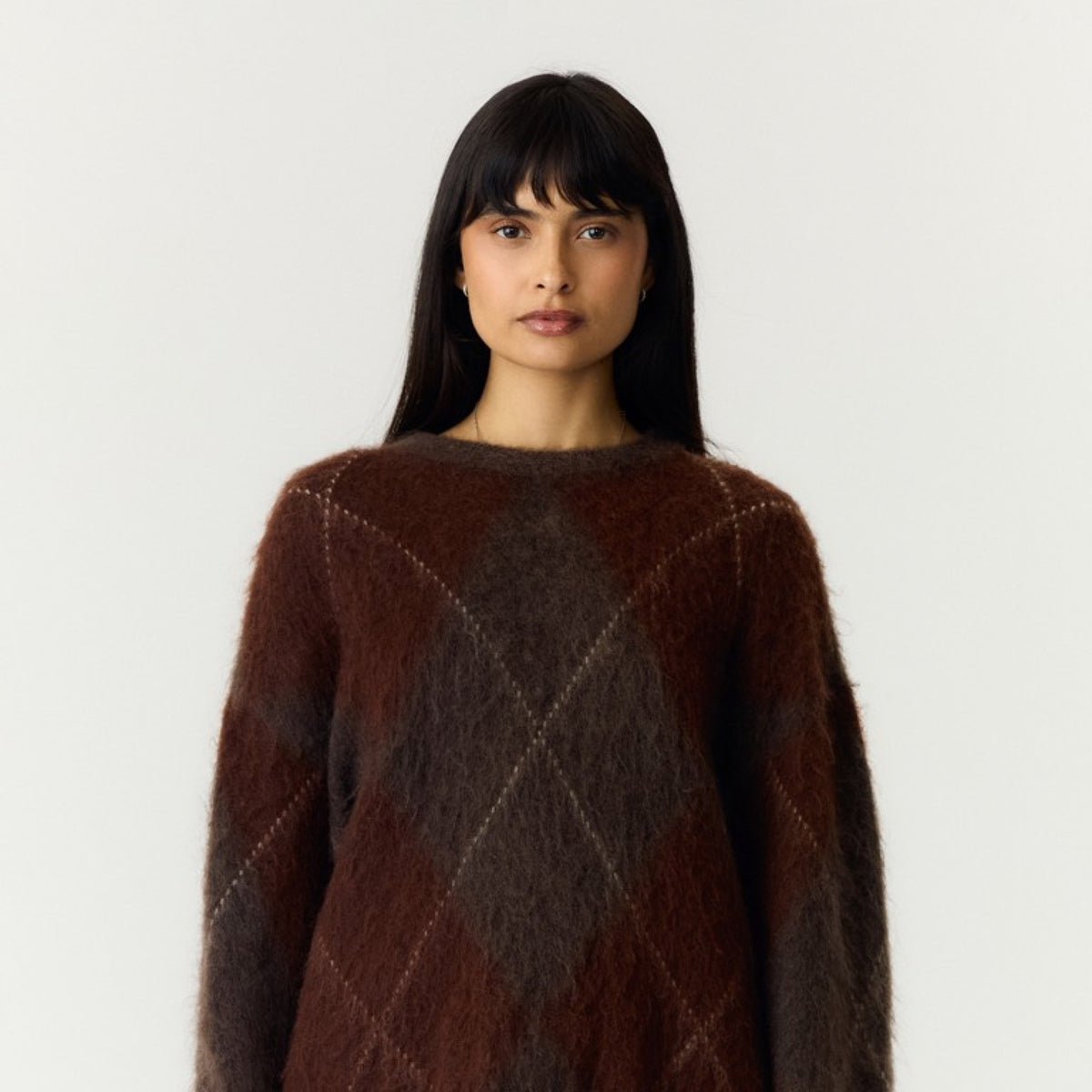 YASARGY Pull col montant en mohair à motif jacquard — YAS — Coffee Bean — porté | Appart 17 Bruxelles