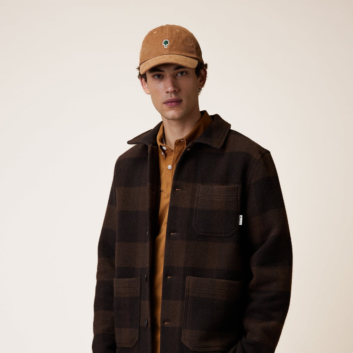 LORGE Veste workwear en lainage italien, poches plaquées — FAGUO — Marron & taupe à carreaux — porté | Appart 17 Bruxelles