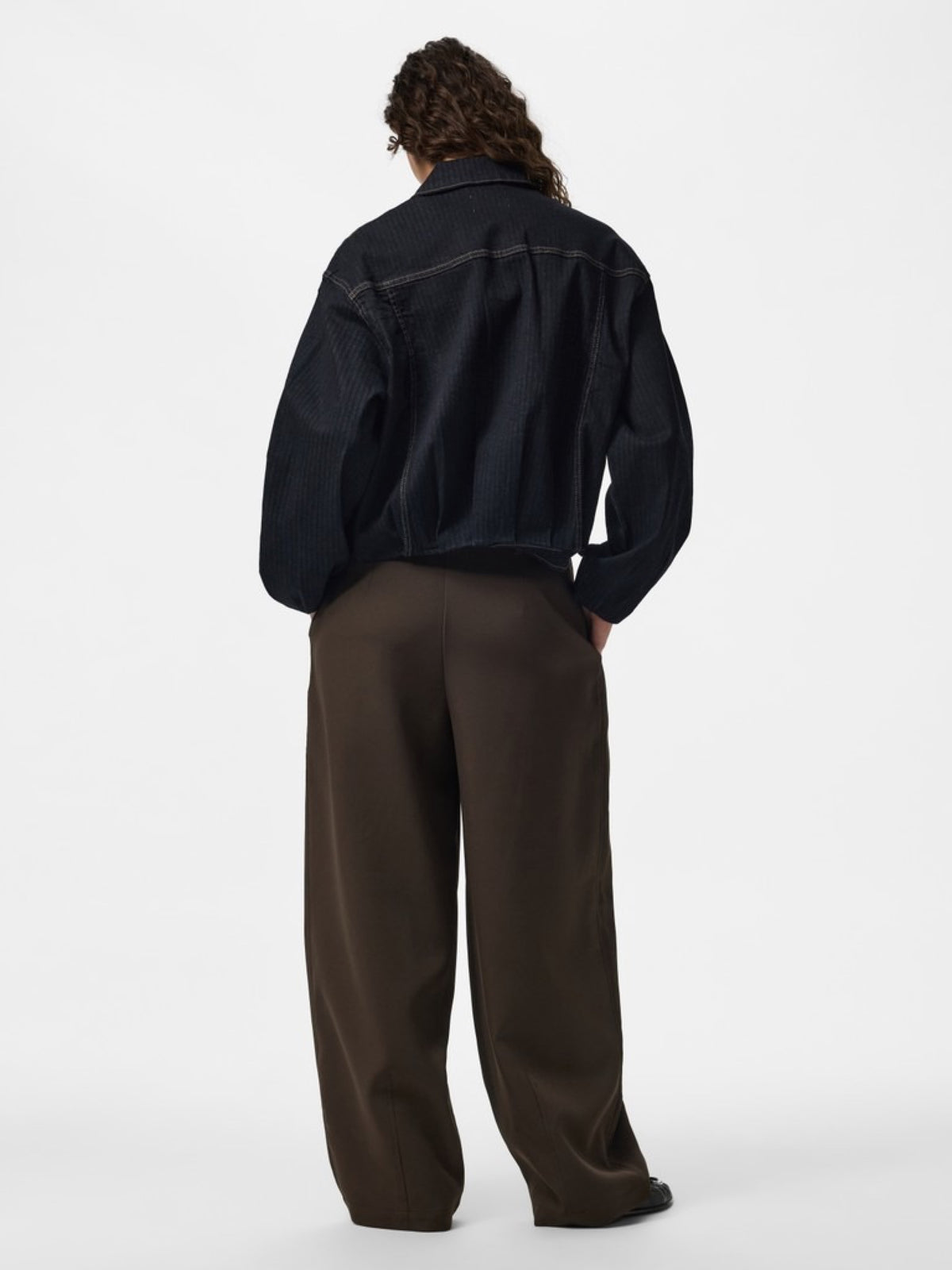 PCVALA Veste bomber en jean plissée à fines rayures — Pieces — Dark Blue Denim — porté, de dos 7 | Appart 17 Bruxelles