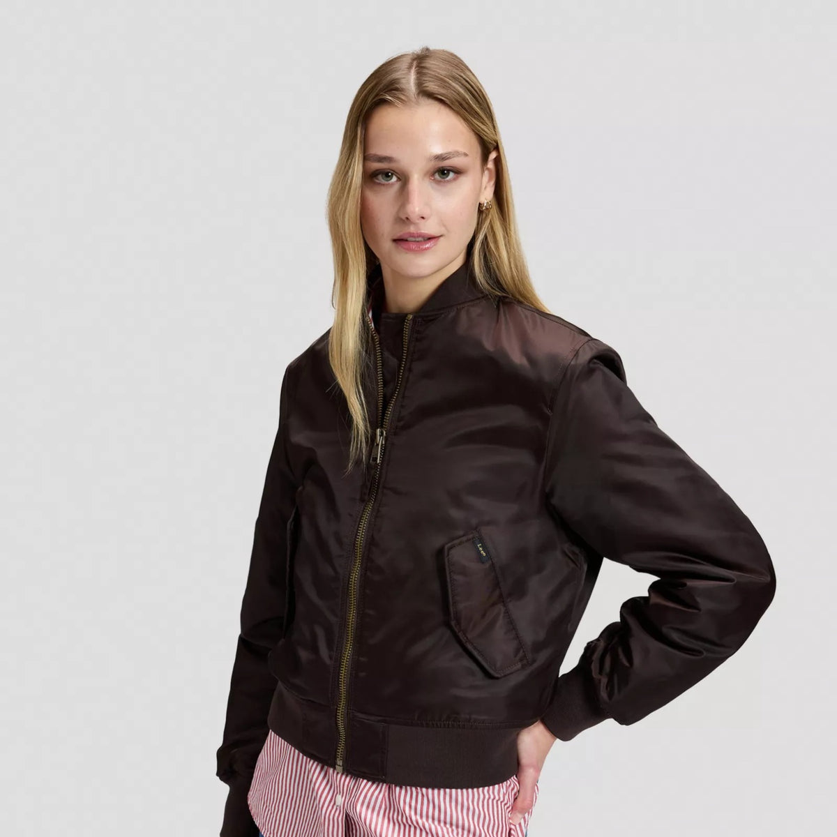 RELAXED BOMBER Blouson en nylon mi-brillant, doublure matelassée — Lee — Chocolate Torte — porté, de face | Appart 17 Bruxelles