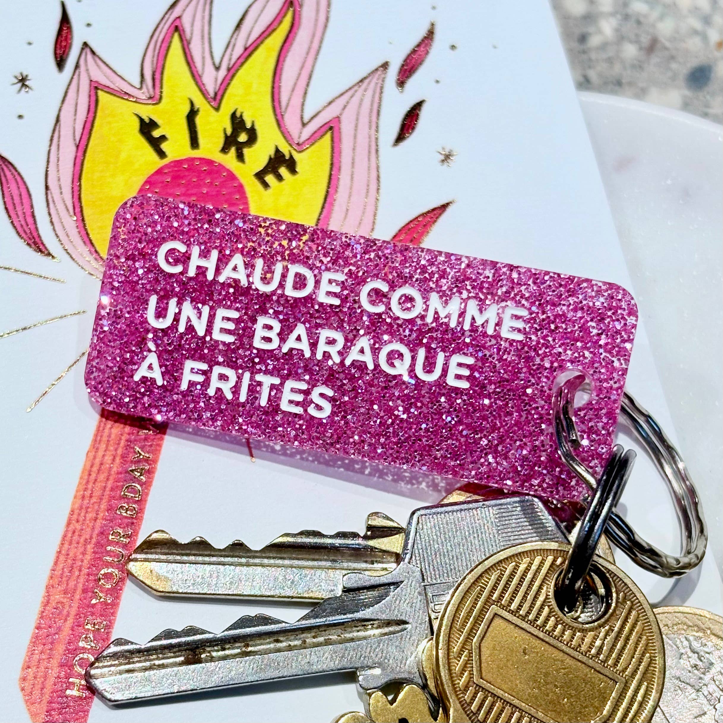 CHAUDE COMME UNE BARAQUE À FRITES Porte-clés Plus de Love: Fuchsia — Appart 17 Bruxelles
