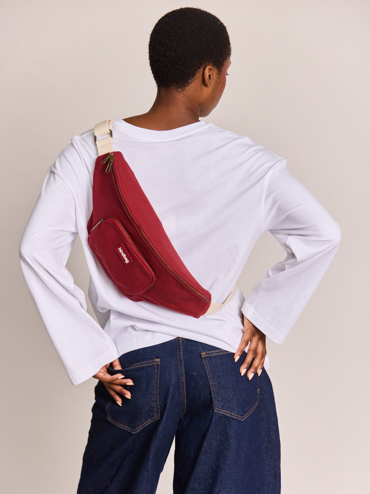 Hindbag Sofia Sac banane XL en coton bio, 2 poches zippées — Hindbag — Bordeaux — porté, vue de dos 2 | Appart 17 Bruxelles