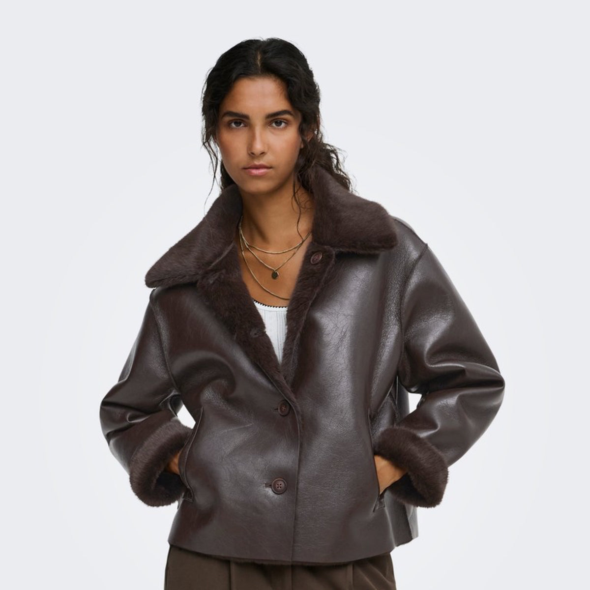 JDYCOCO Veste réversible aviateur simili cuir et sherpa — JDY — Coffee Bean — porté | Appart 17 Bruxelles