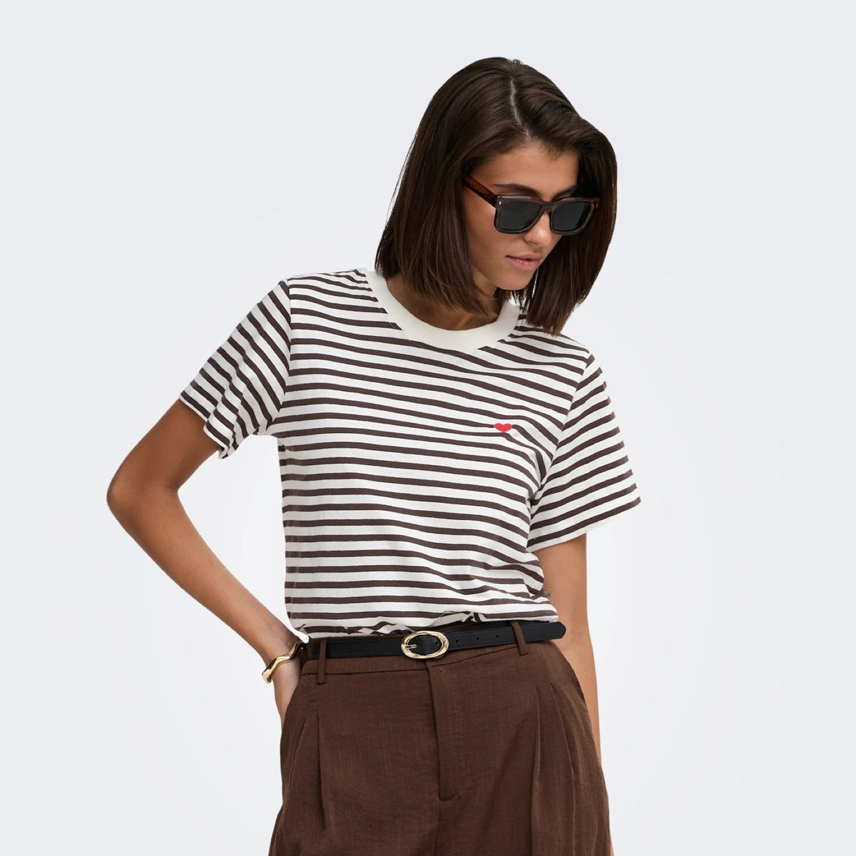 JDYPISA T-shirt col rond en coton bio à imprimé — JDY — Cloud Dancer / New Stripe Chocolate Torte — porté, vue de face | Appart 17 Bruxelles