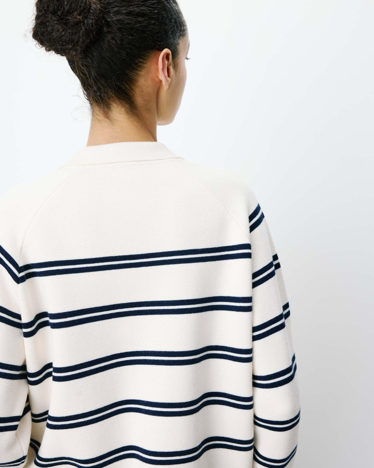 Ardenis Cardigan rayé col chemise en maille Milano — Grace & Mila — Écru — porté, détail du dos 6 | Appart 17 Bruxelles