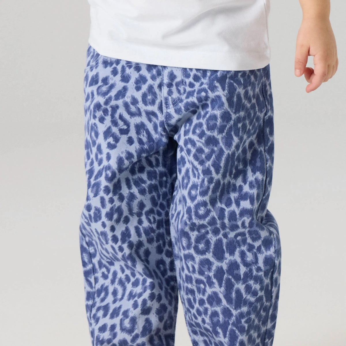 NMFBELLA Pantalon mom en sergé imprimé léopard — name it — Purple Impression Leo — porté | Appart 17 Bruxelles