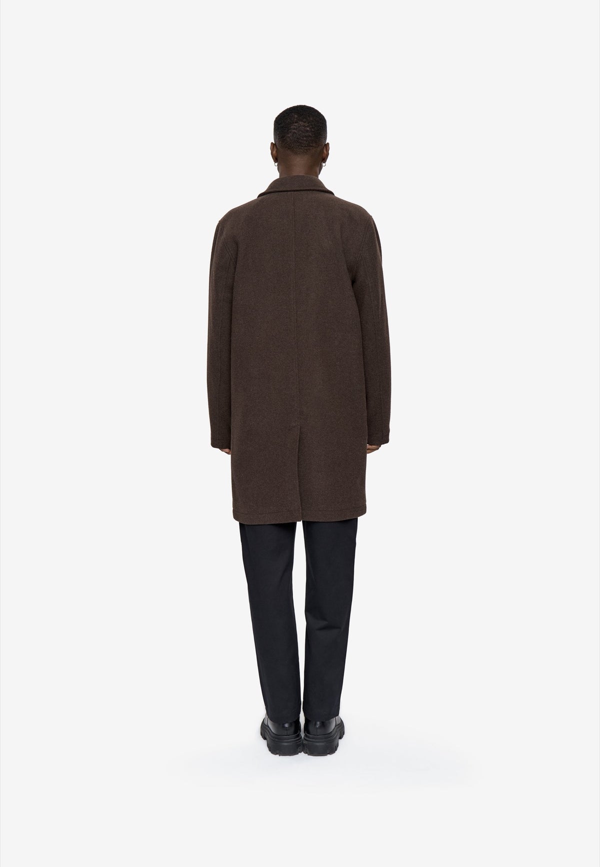 TRAVIS Manteau droit mi-long en lainage 50 % laine — Minimum — Turkish Coffee — porté, vue de dos 3 | Appart 17 Bruxelles