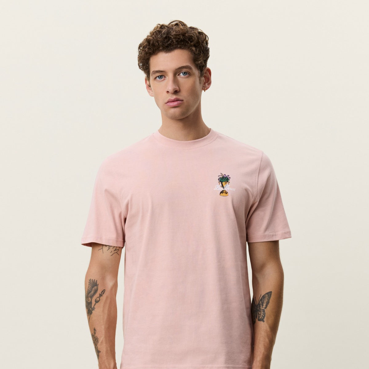 Flower Trophy T-shirt imprimé coupe fleurie — Les Deux — Misty Rose Pink — porté, de face | Appart 17 Bruxelles