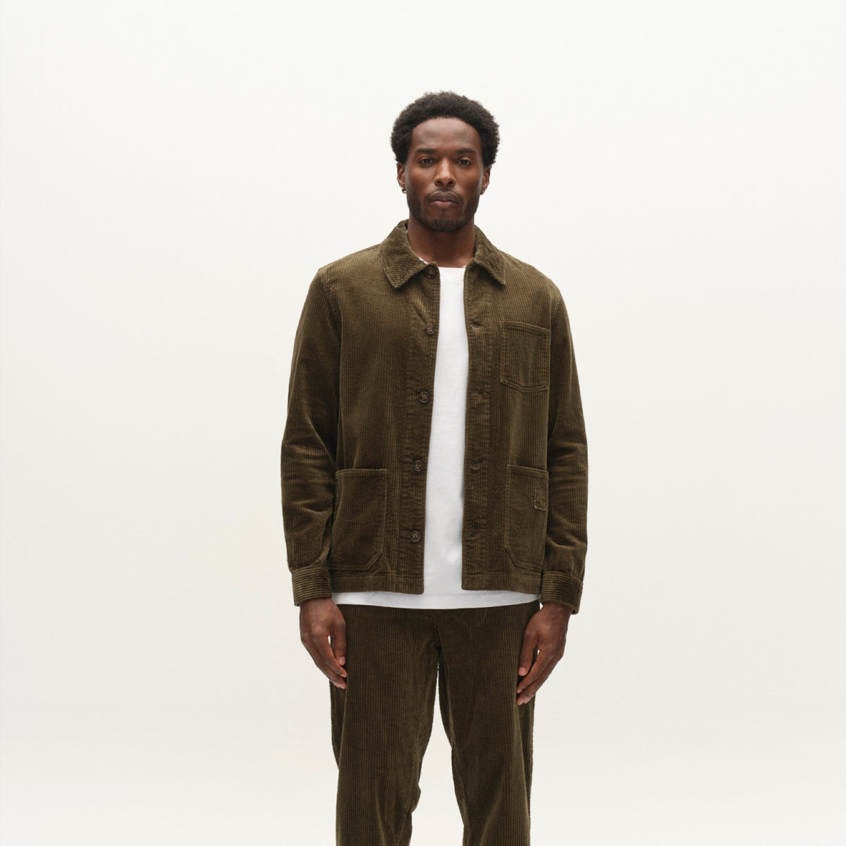 GABjoe Pantalon chino en velours côtelé stretch, coupe tapered — Gabba — Forest Night — porté | Appart 17 Bruxelles