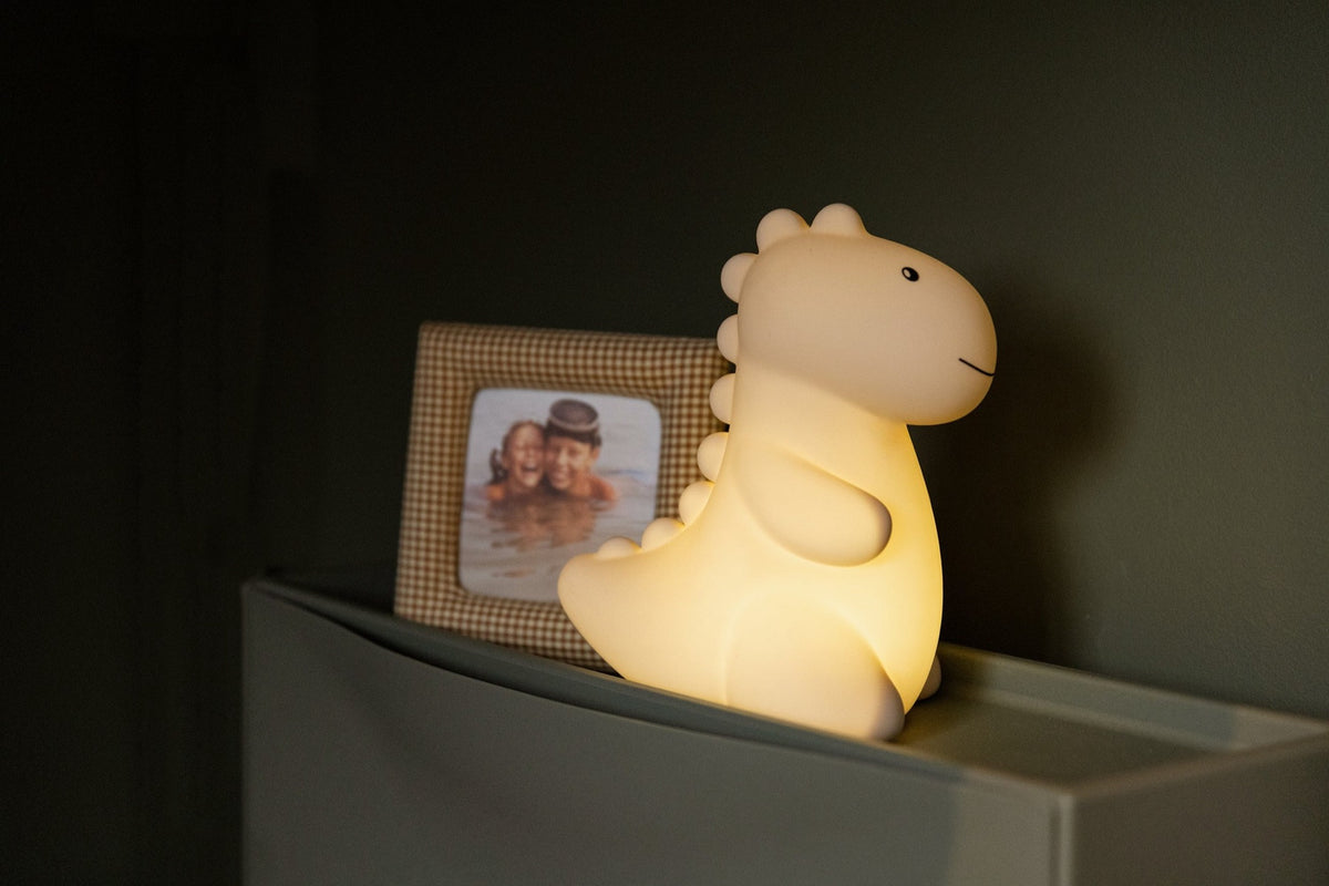 Veilleuse en silicone rechargeable — AP Junior — Jéroom dino sable — autre vue 2 | Appart 17 Bruxelles