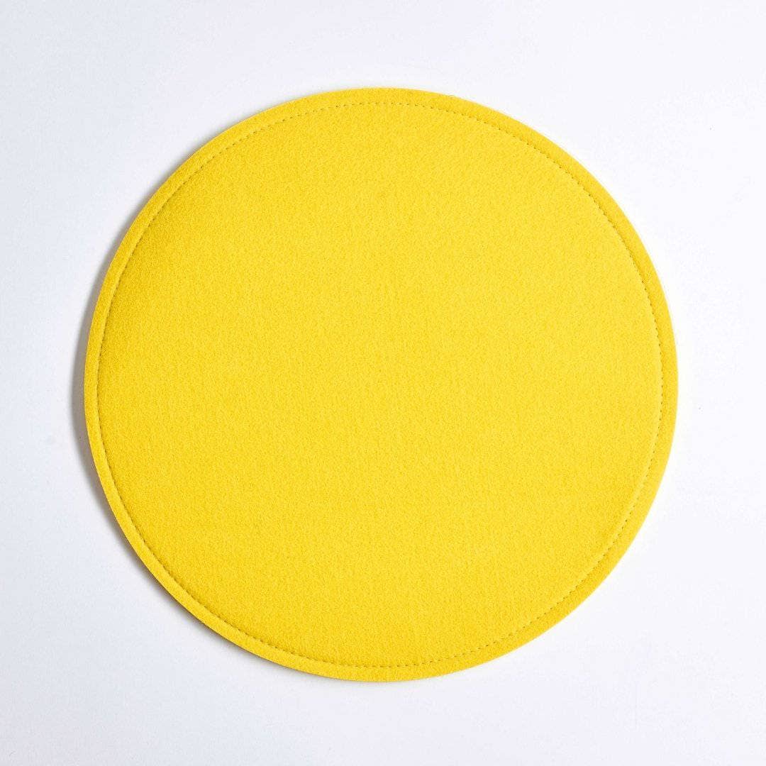 Plateaux en feutre de différentes couleurs - Parfaits pour nos tabourets: Jaune — Paper Lounge | Appart 17 Bruxelles