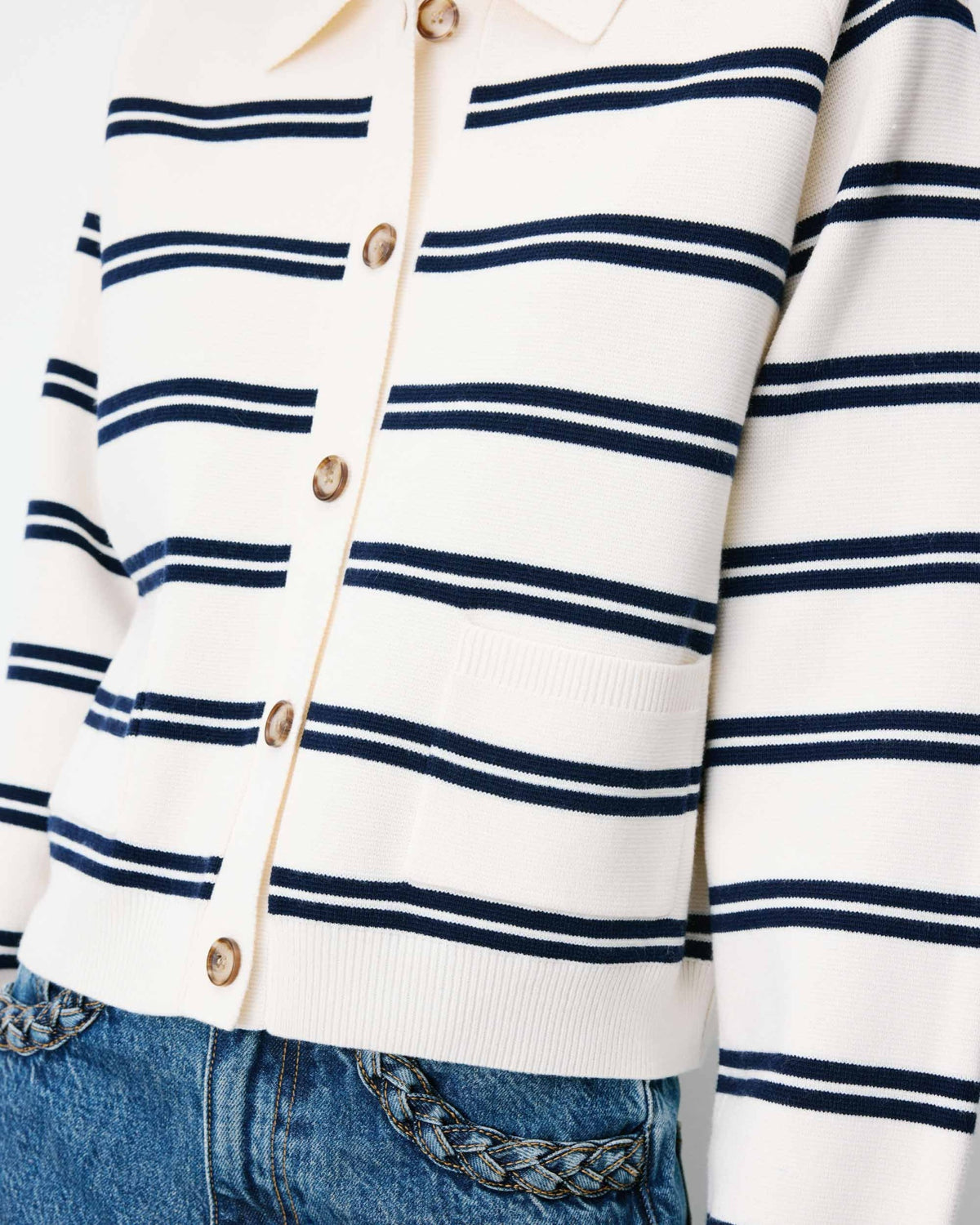 Ardenis Cardigan rayé col chemise en maille Milano — Grace & Mila — Écru — détail des boutons 3 | Appart 17 Bruxelles