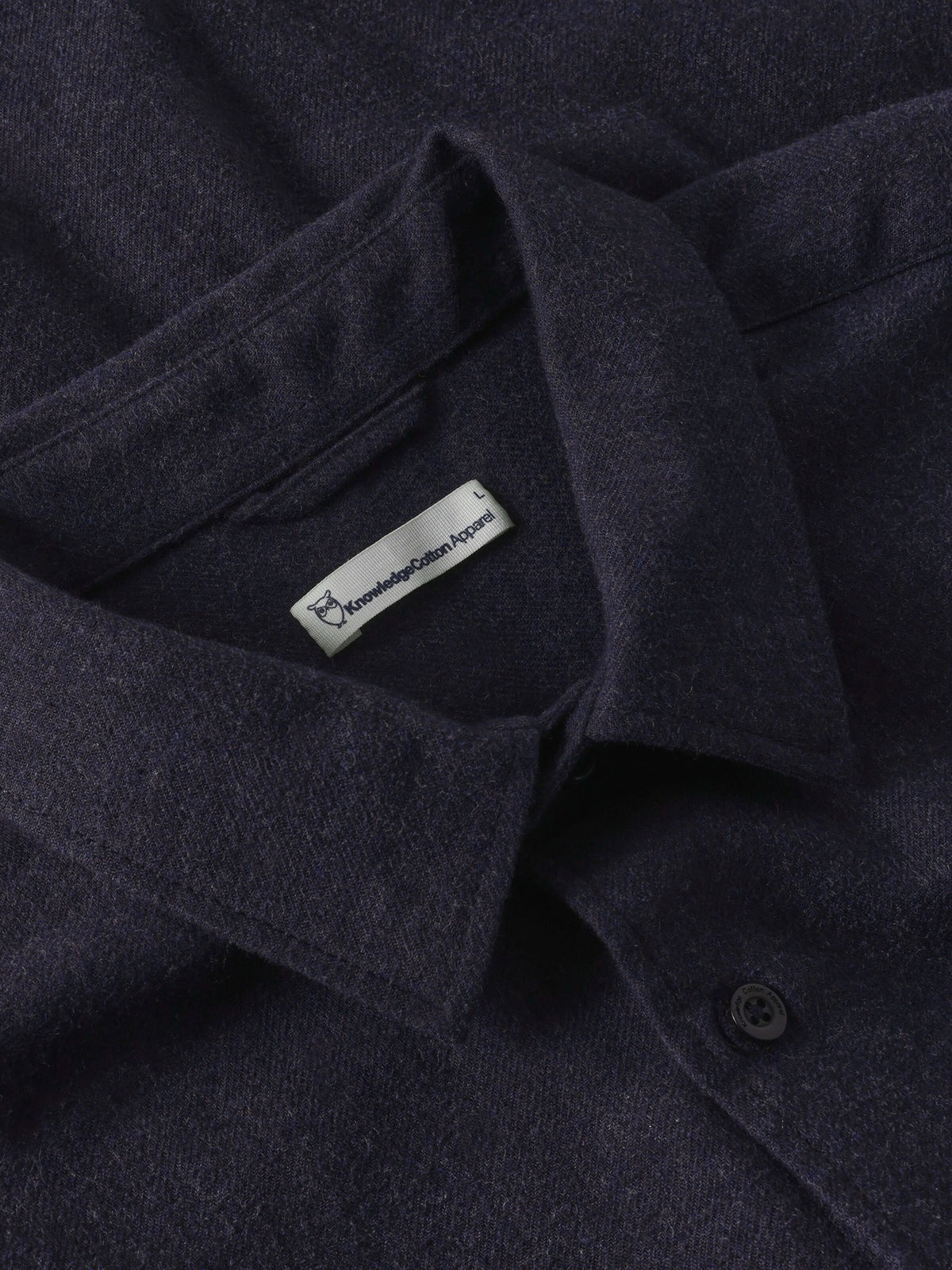 Chemise Dune en flanelle de coton bio, coupe regular — KnowledgeCotton Apparel — Night Sky — gros plan matière 3 | Appart 17 Bruxelles