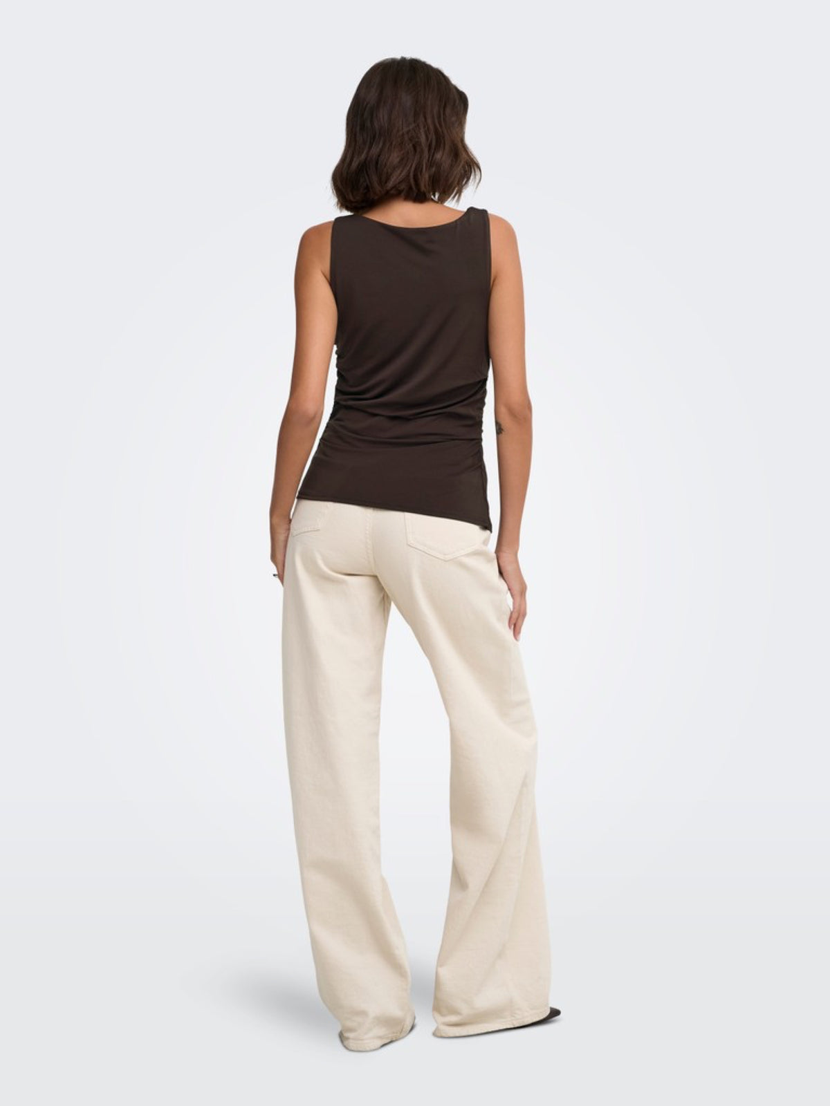 JDYMISTY Top sans manches drapé à encolure asymétrique — JDY — Chocolate Plum — porté 4 | Appart 17 Bruxelles