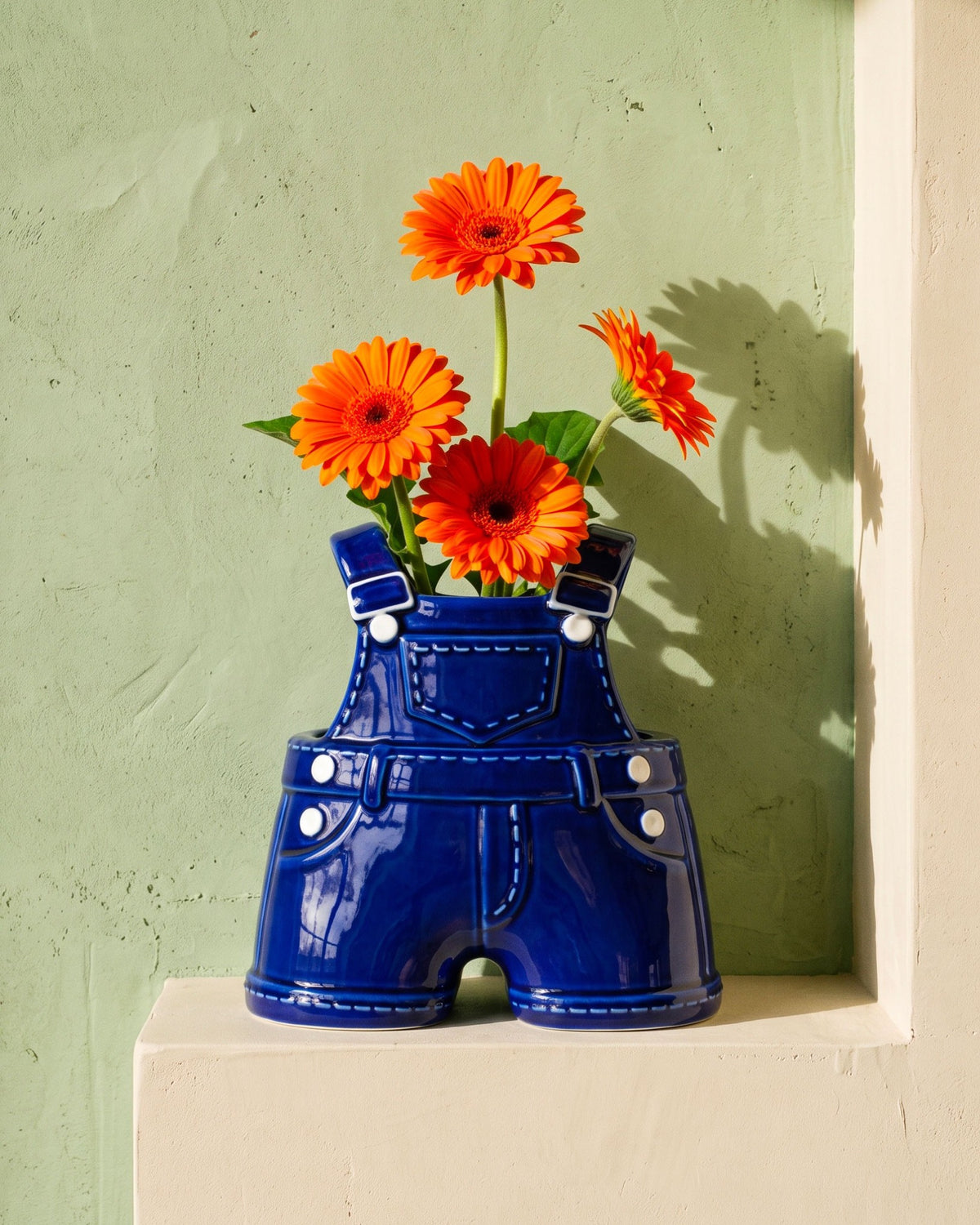 Vase Salopette en céramique bleue — Upside Stories — Bleu — mise en situation 3 | Appart 17 Bruxelles
