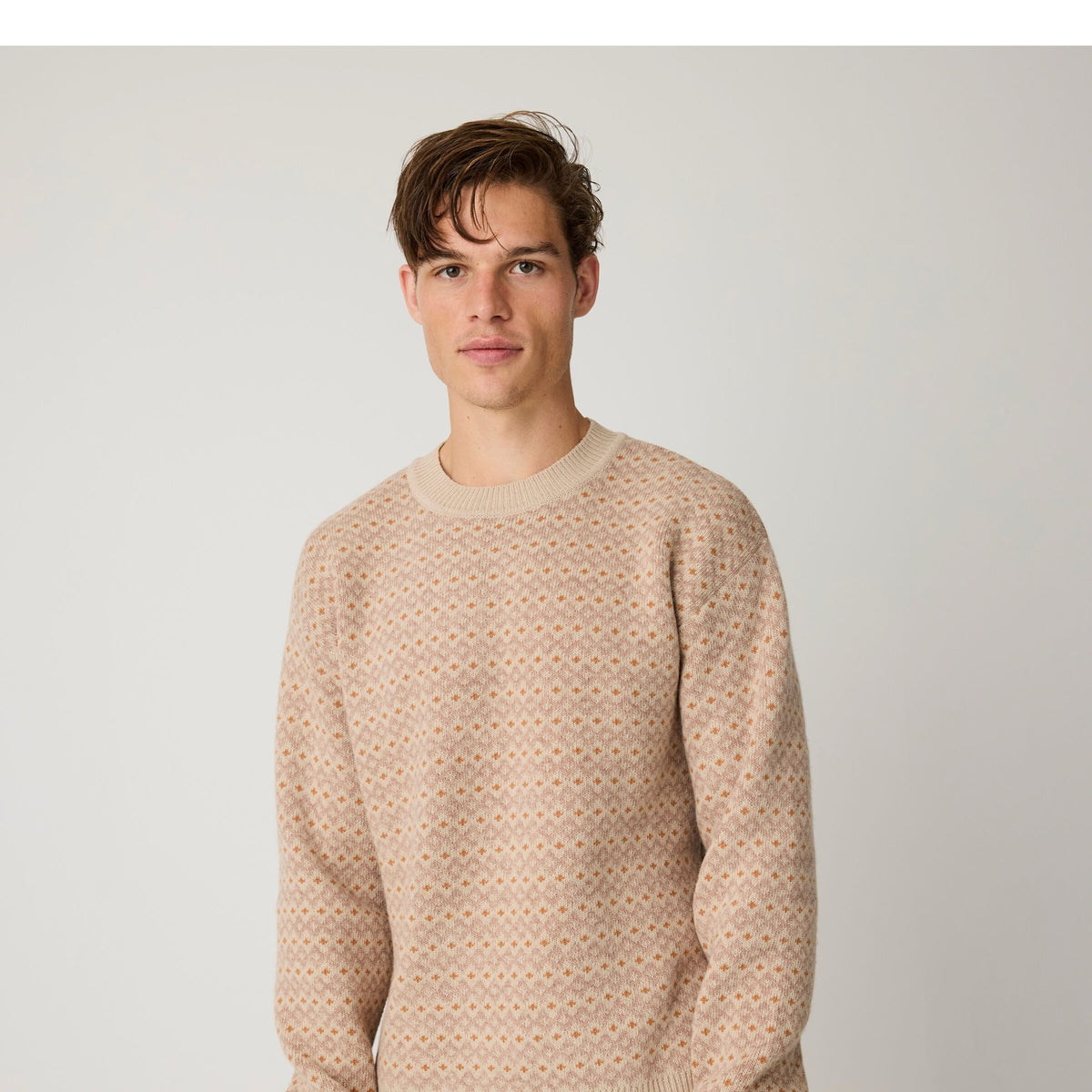 Pull jacquard col rond en pure laine d'agneau — KnowledgeCotton Apparel — Beige — porté | Appart 17 Bruxelles