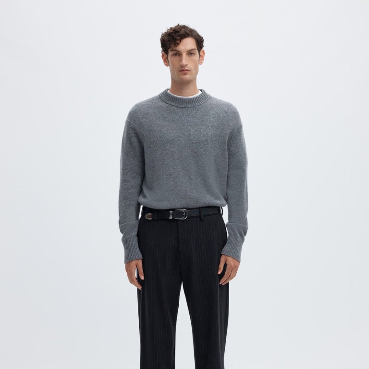 SLM220-LOOSE LUKE Pantalon loose en laine mélangée à rayures tennis — Selected Homme — Dark Navy Stripes — porté | Appart 17 Bruxelles