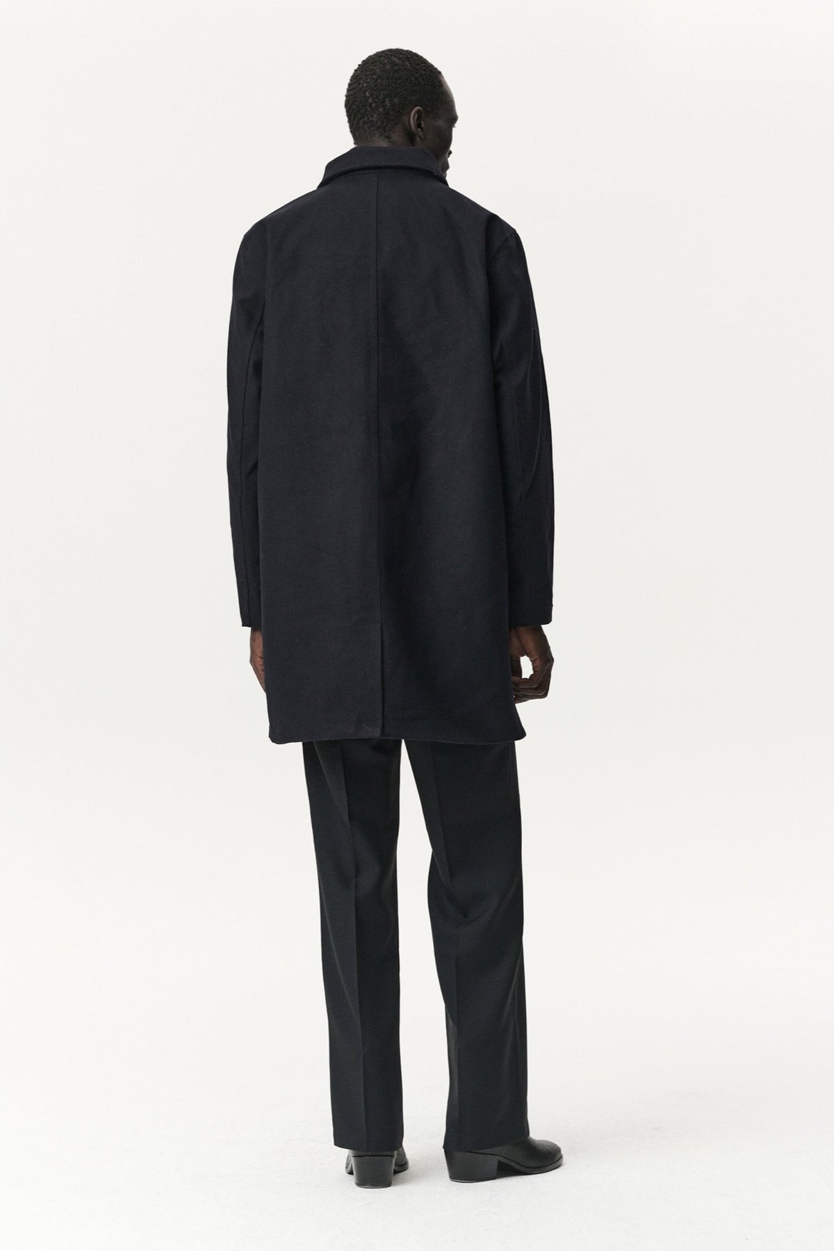Welter Shelter LONG DONG Manteau imperméable en techwool isolé — Welter Shelter — Navy — porté, vue de dos 4 | Appart 17 Bruxelles