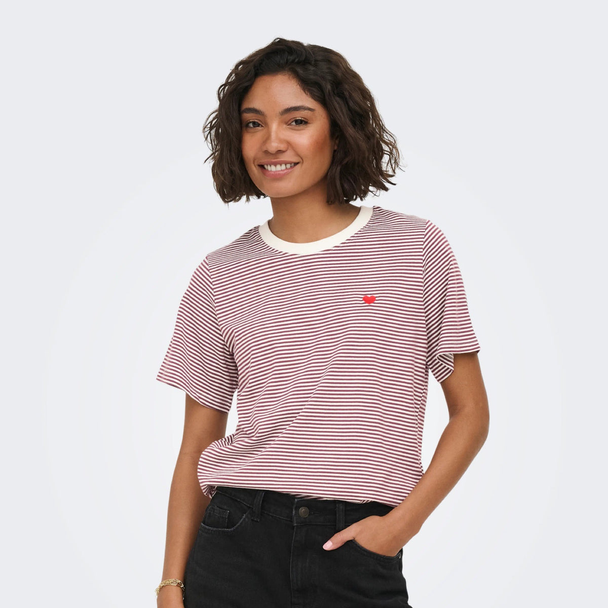JDYPISA T-shirt col rond en coton bio à imprimé — JDY — Cloud Dancer / Windsor Wine Stripes — porté, vue de face | Appart 17 Bruxelles