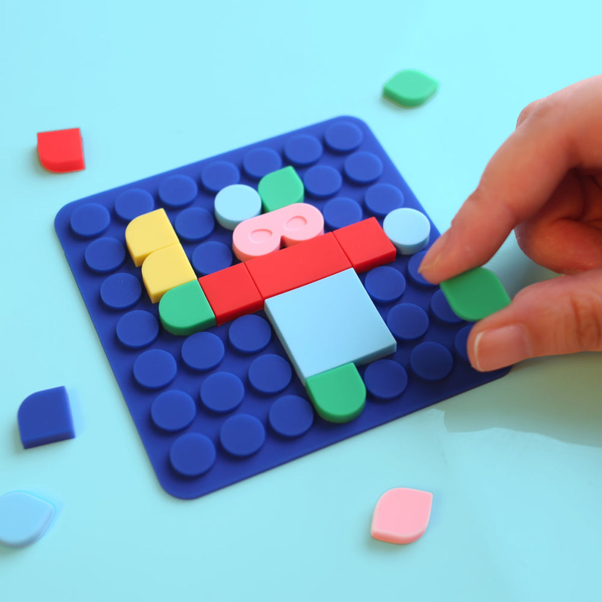 Silipop Pocket, jeu de mosaïque en silicone — SuperPetit — Bleu — packshot | Appart 17 Bruxelles