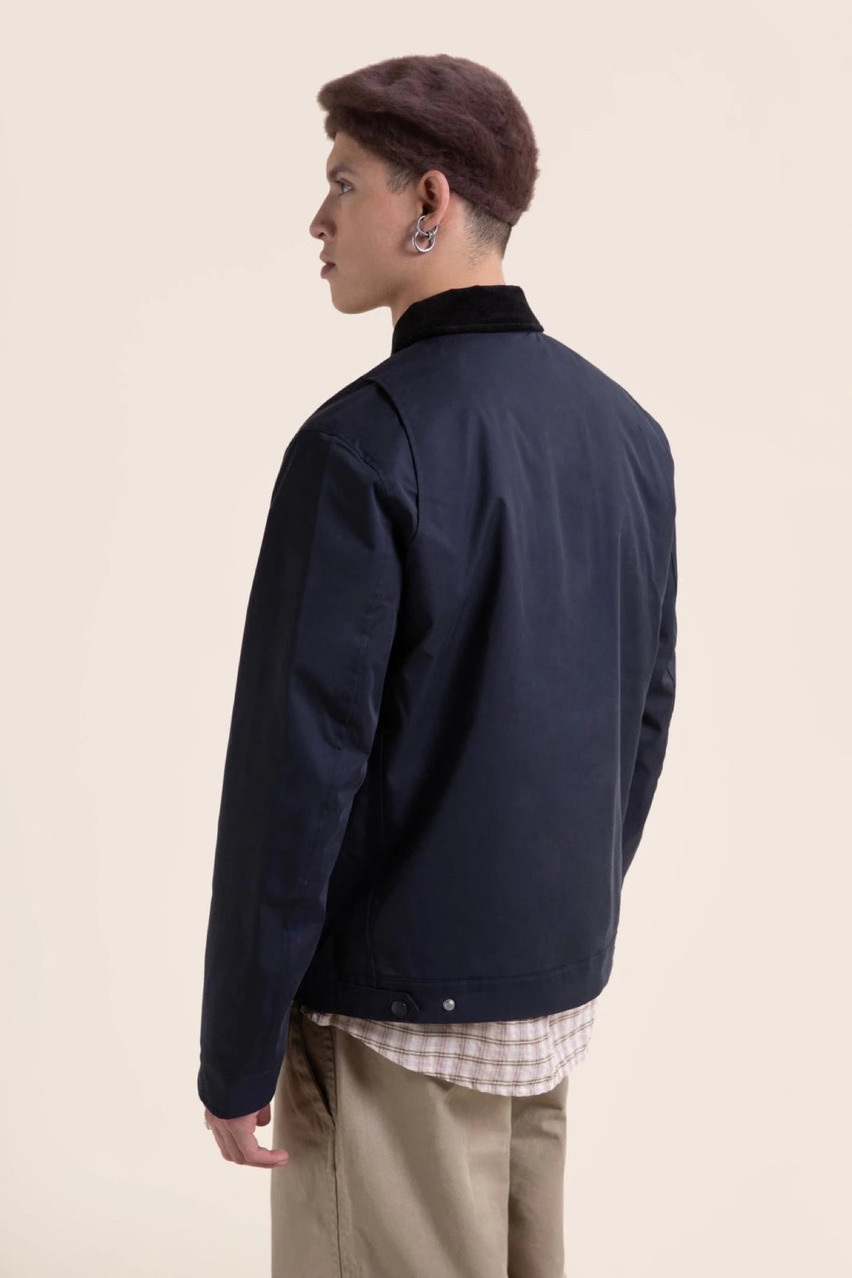 Flotte CARNOT Veste imperméable à brandebourgs — Flotte — Indigo — porté, vue de dos 4 | Appart 17 Bruxelles