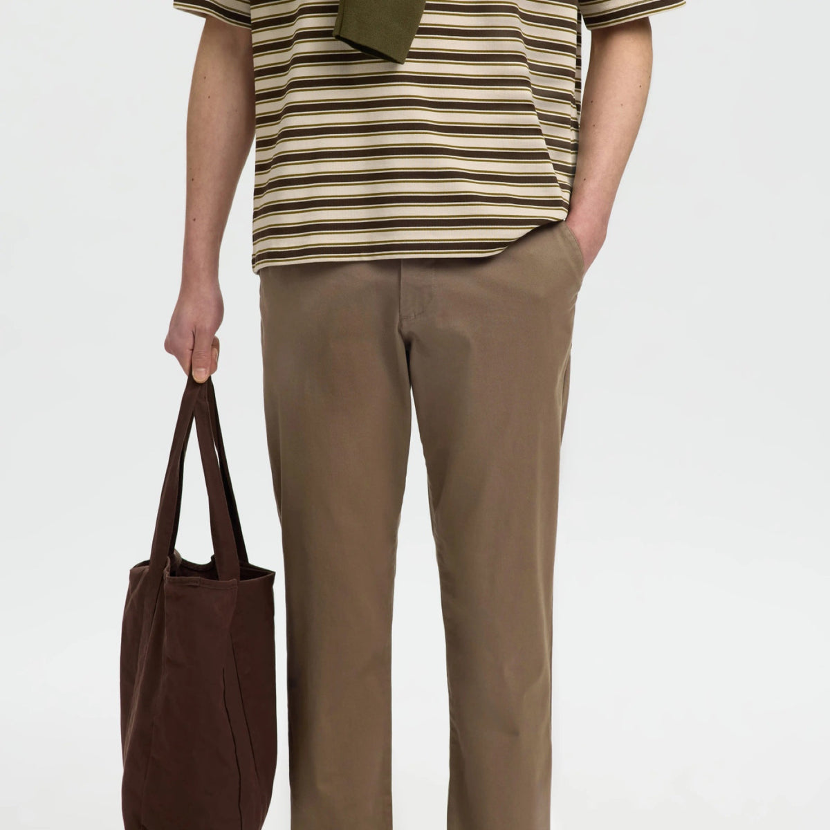 SLM175 NEW MILES Pantalon slim chino stretch coton bio — Selected Homme — Chocolate Chip — porté, vue de face | Appart 17 Bruxelles