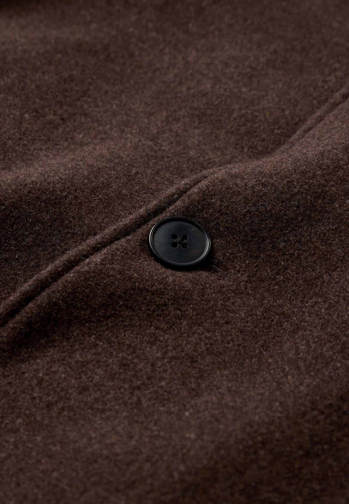 TRAVIS Manteau droit mi-long en lainage 50 % laine — Minimum — Turkish Coffee — détail de la matière 6 | Appart 17 Bruxelles