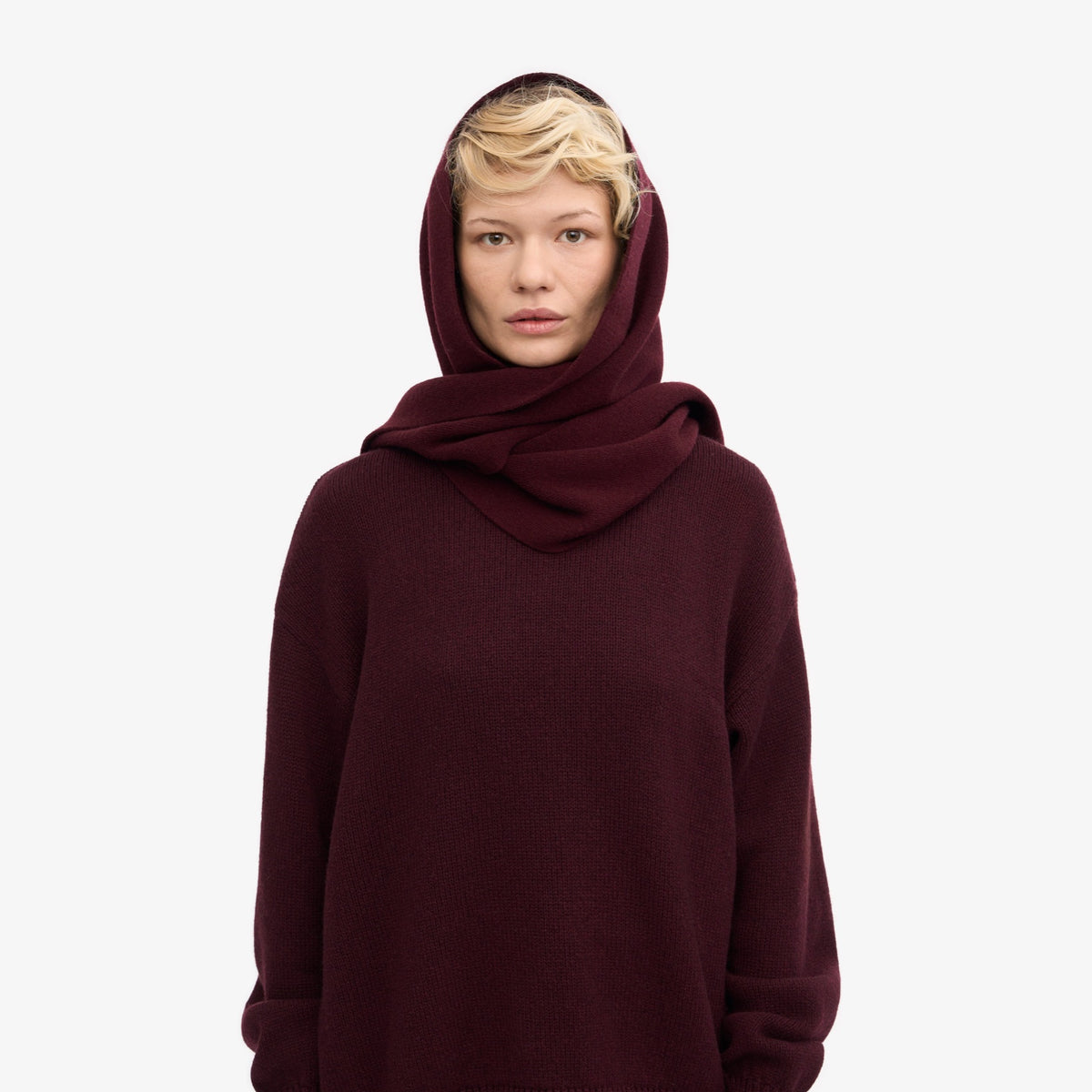 Colorful Standard Merino Wool Scarf Écharpe laine mérinos recyclée — Colorful Standard — Oxblood Red — porté, vue de face | Appart 17 Bruxelles
