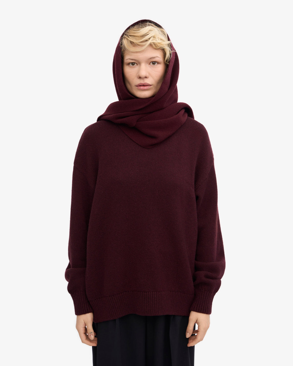 Colorful Standard Merino Wool Scarf Écharpe laine mérinos recyclée — Colorful Standard — Oxblood Red — porté, vue de face | Appart 17 Bruxelles