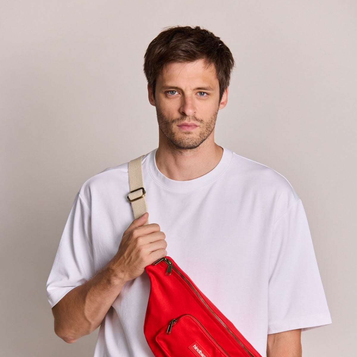 Hindbag Sofia Sac banane XL en coton bio, 2 poches zippées — Hindbag — Rouge carmin — porté | Appart 17 Bruxelles