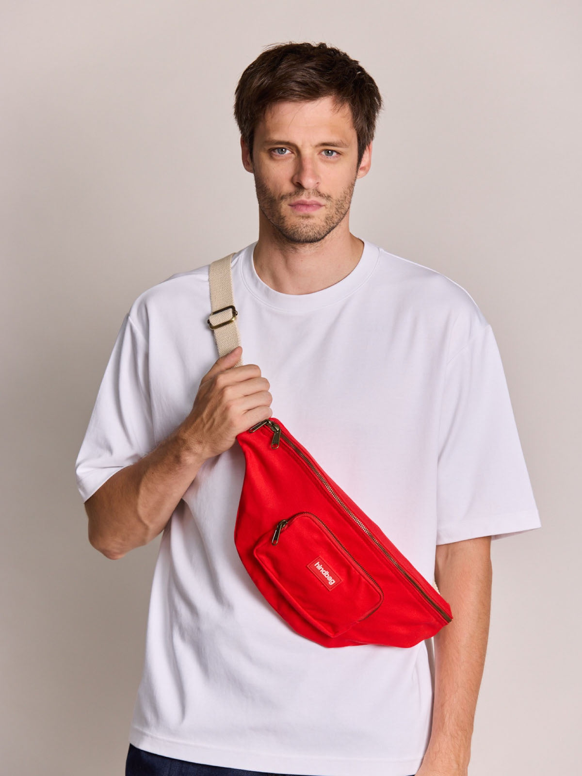 Hindbag Sofia Sac banane XL en coton bio, 2 poches zippées — Hindbag — Rouge carmin — porté | Appart 17 Bruxelles