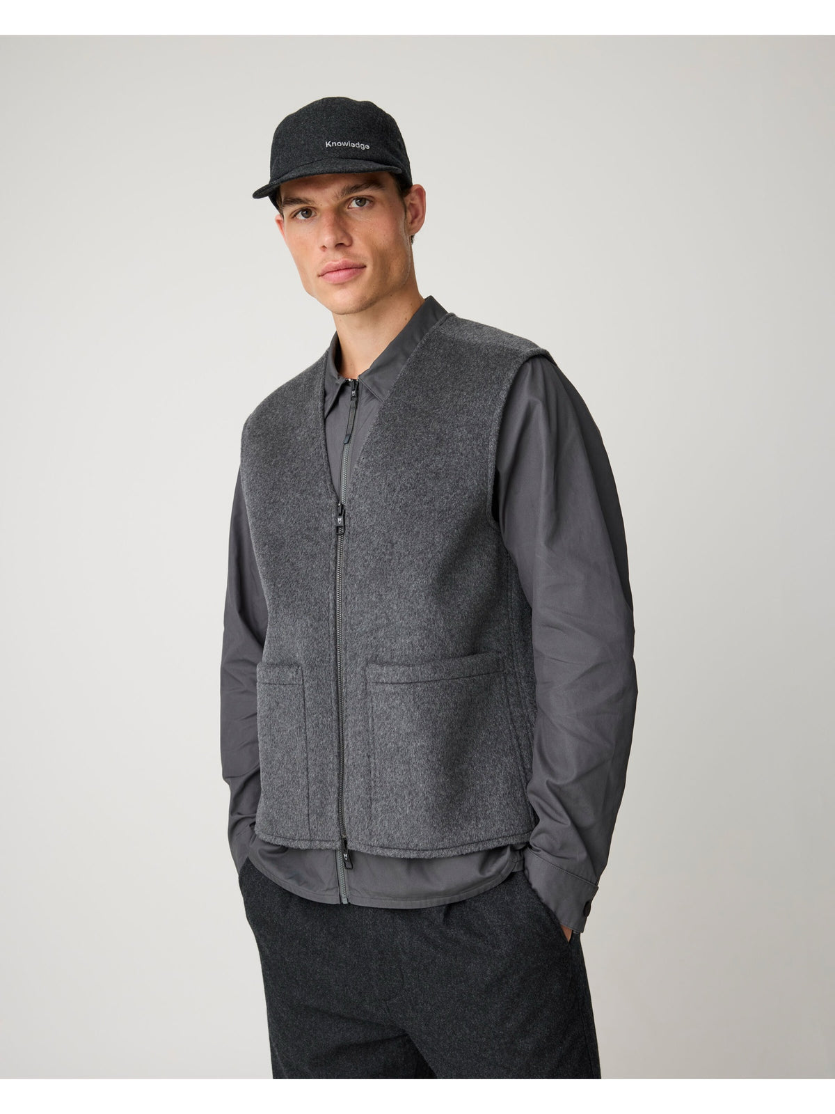 Veste Wool en laine recyclée col chemise — KnowledgeCotton Apparel — Gris foncé chiné — porté 4 | Appart 17 Bruxelles