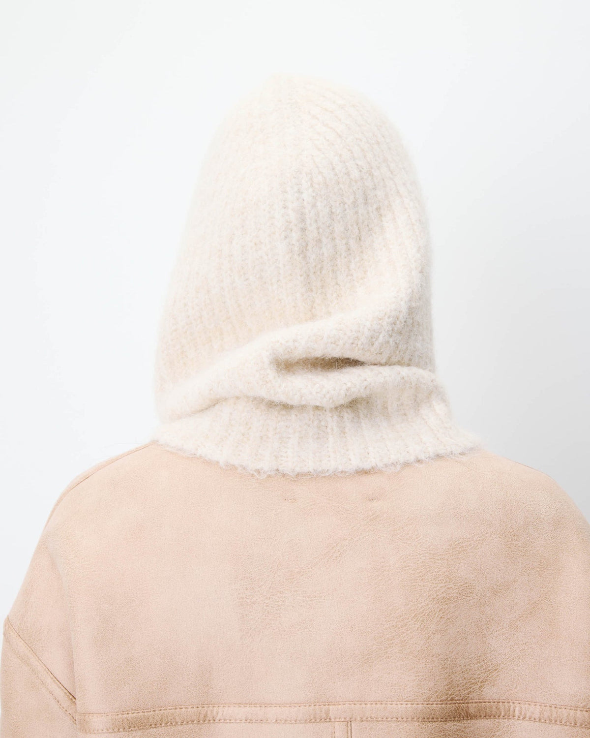 Samourai Cagoule en maille côtelée — Grace & Mila — Sable — portée, de dos 4 | Appart 17 Bruxelles