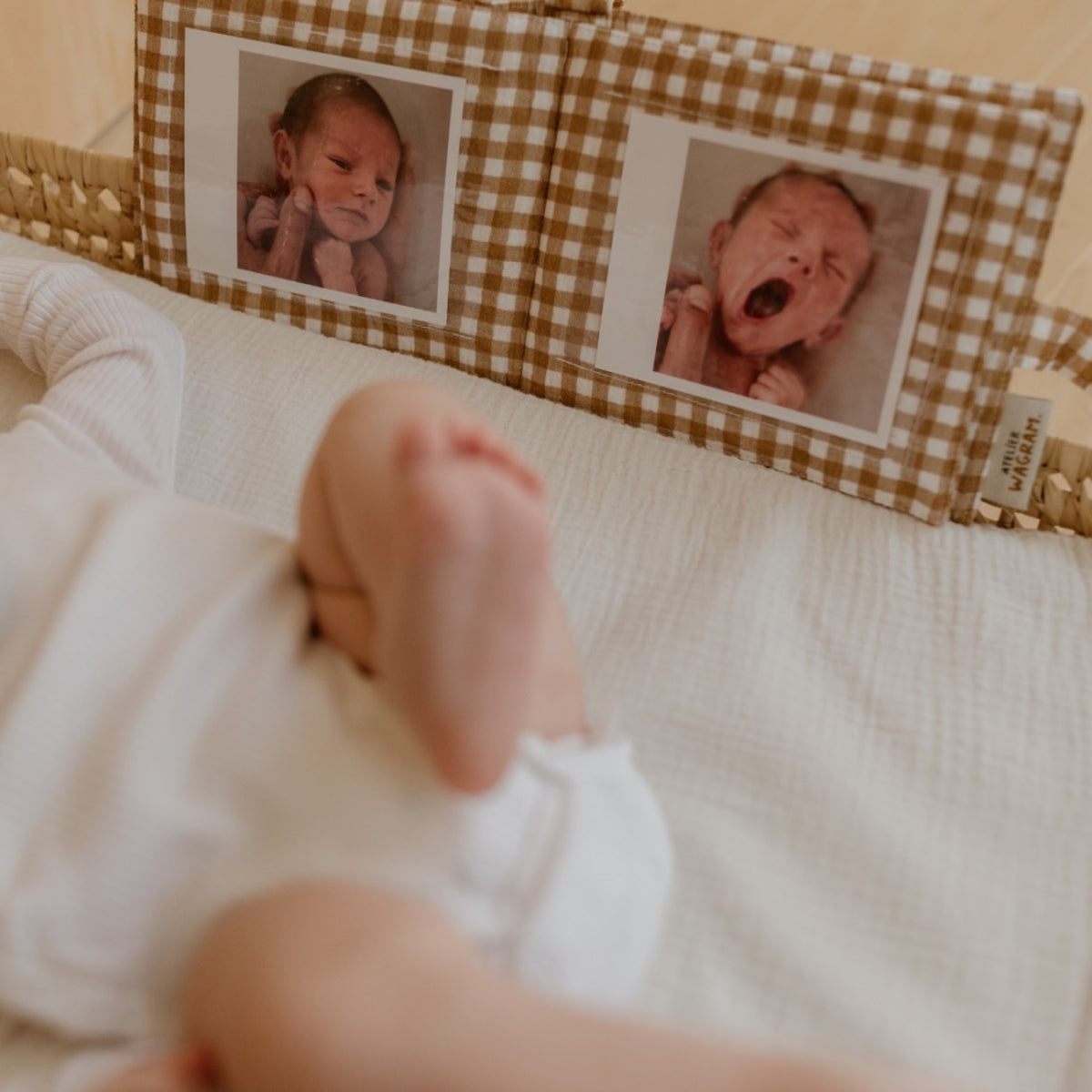 Mini album photo en gaze de coton brodé — Atelier Wagram — Vichy « Ma jolie famille » — autre vue 6 | Appart 17 Bruxelles