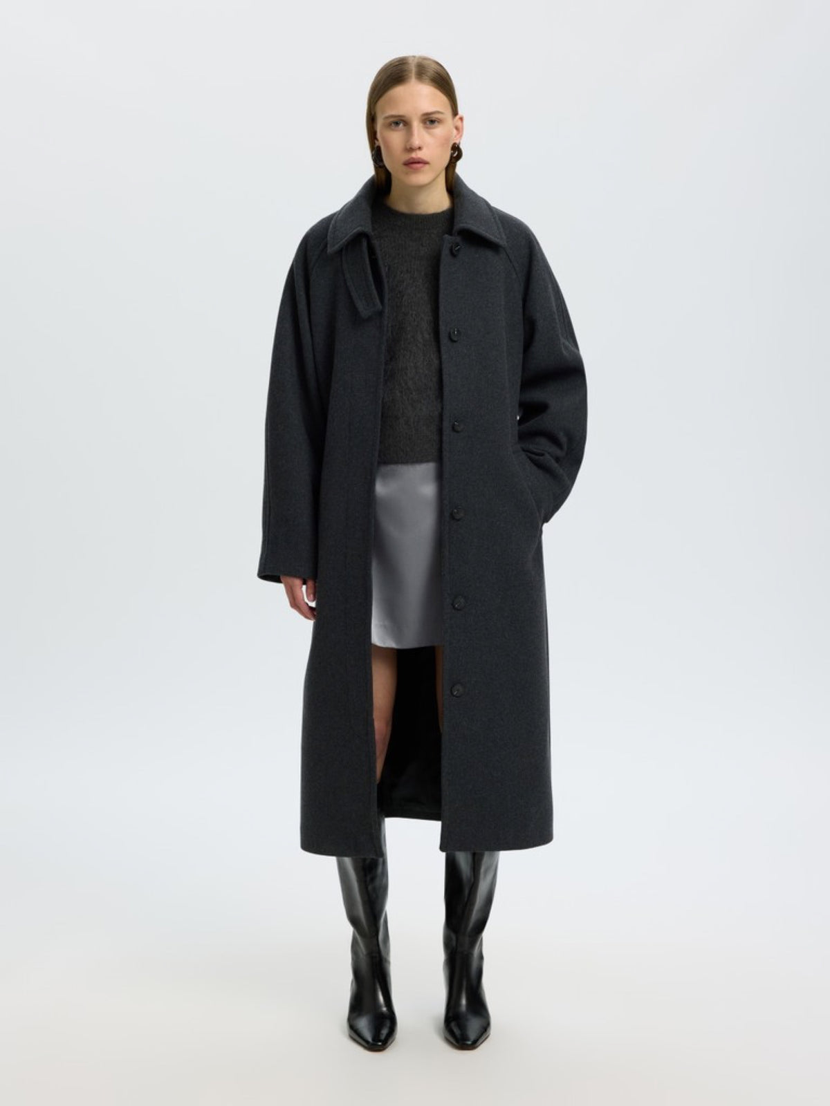 SLWATHENA Mini-jupe trapèze en satin de polyester recyclé — Selected Femme — Asphalt — porté, tenue complète 3 | Appart 17 Bruxelles