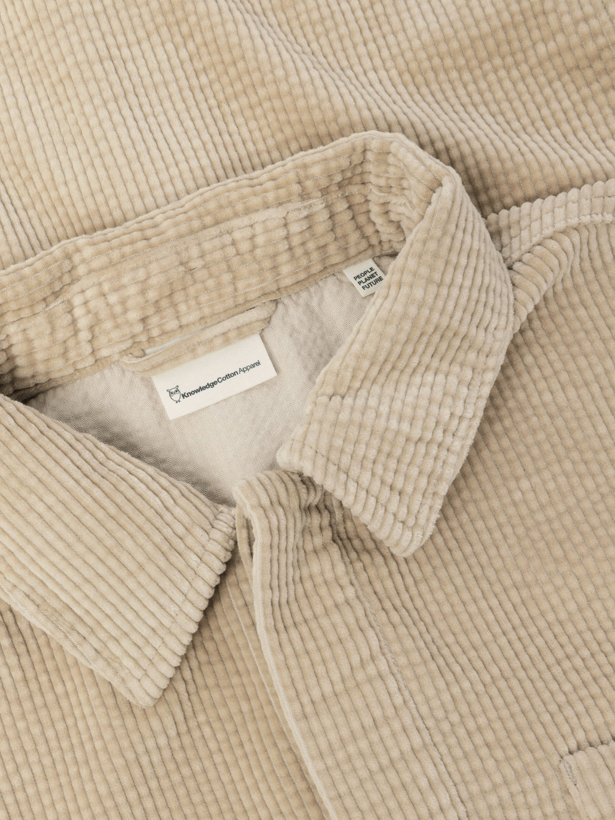 Surchemise en velours côtelé de coton bio, patte de boutonnage cachée — KnowledgeCotton Apparel — Gris clair chiné — gros plan matière 3 | Appart 17 Bruxelles