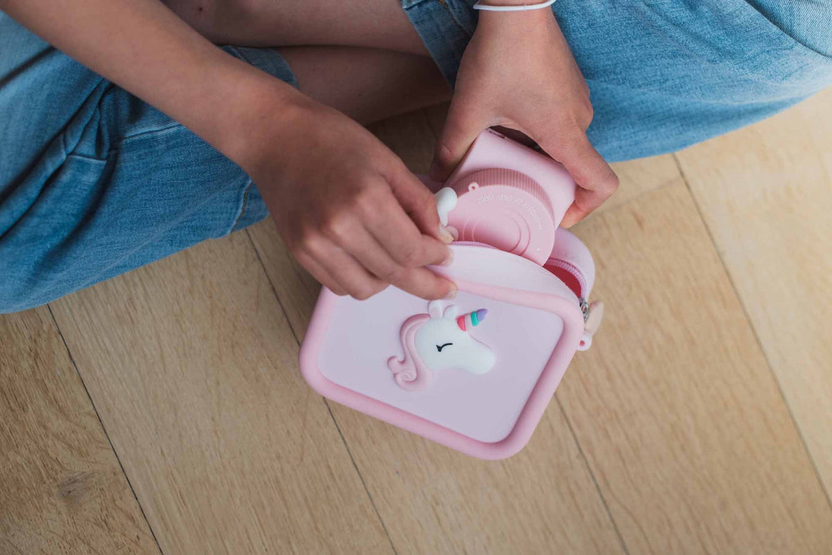 Pochette bandoulière en silicone pour appareil photo enfant — The Zoofamily — Licorne — autre vue 4 | Appart 17 Bruxelles