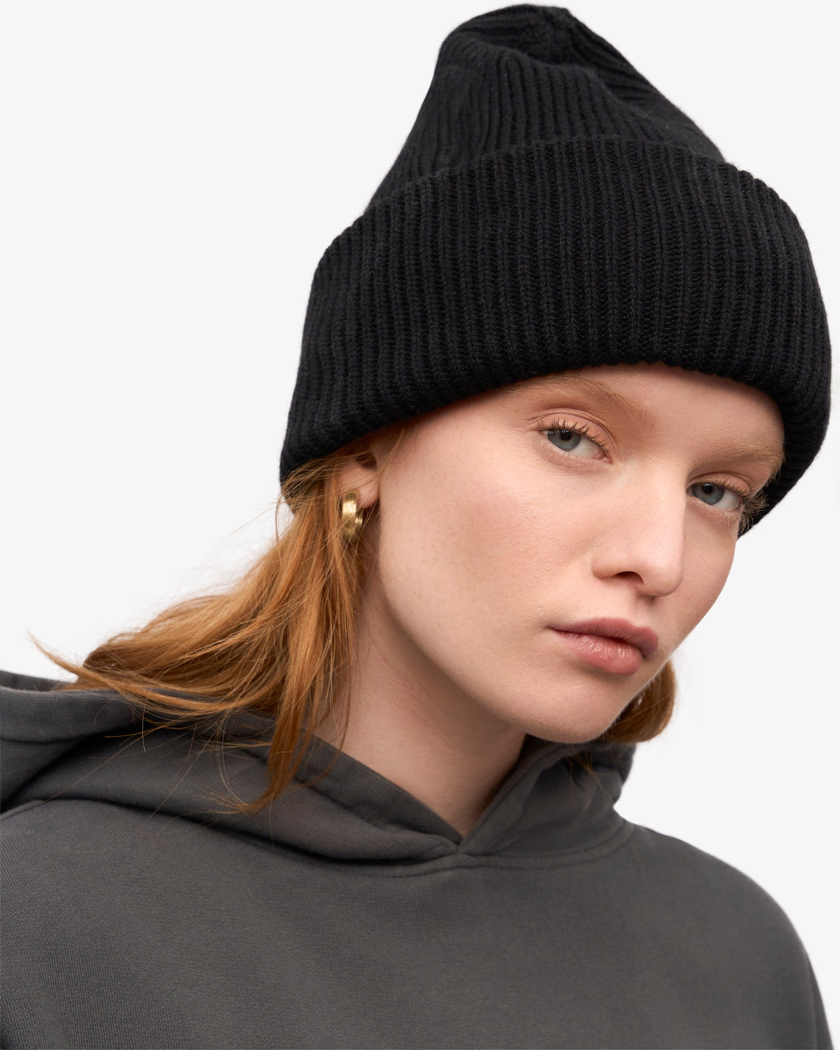 Colorful Standard Merino Wool Hat Bonnet côtelé à large revers laine mérinos — Colorful Standard — Deep Black — porté en pied 2 | Appart 17 Bruxelles