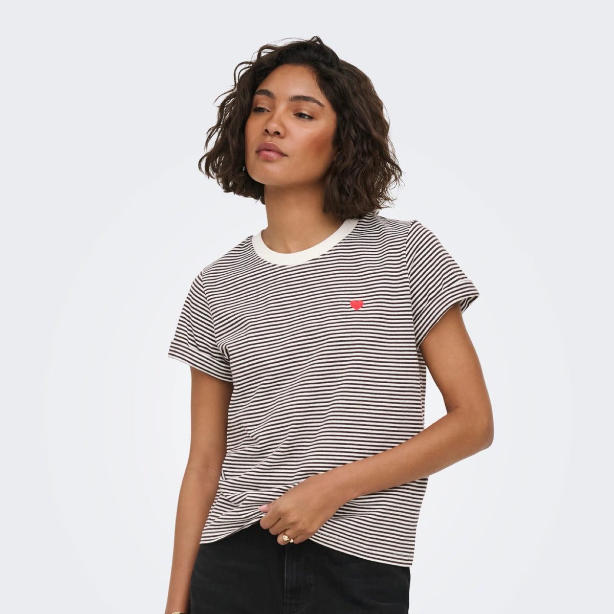 JDYPISA T-shirt col rond en coton bio à imprimé — JDY — Cloud Dancer / Chocolate Torte Stripes — porté, vue de face | Appart 17 Bruxelles