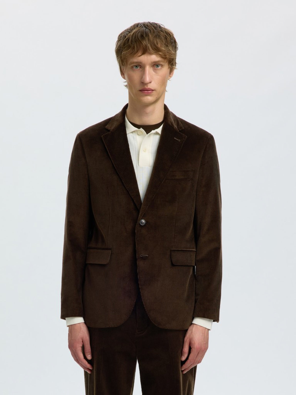 SLMREG-ENZO Blazer en velours côtelé de coton bio — Selected Homme — Delicioso — porté, de face | Appart 17 Bruxelles