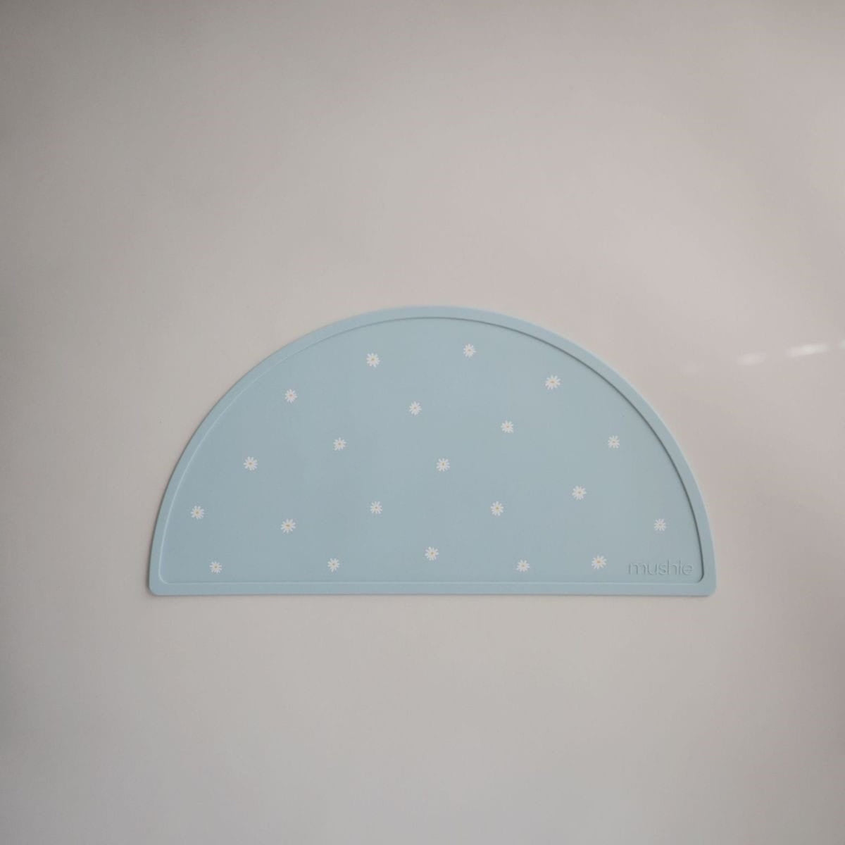 Coffret vaisselle enfant Round — Mushie — Powder Blue — mise en situation 3 | Appart 17 Bruxelles