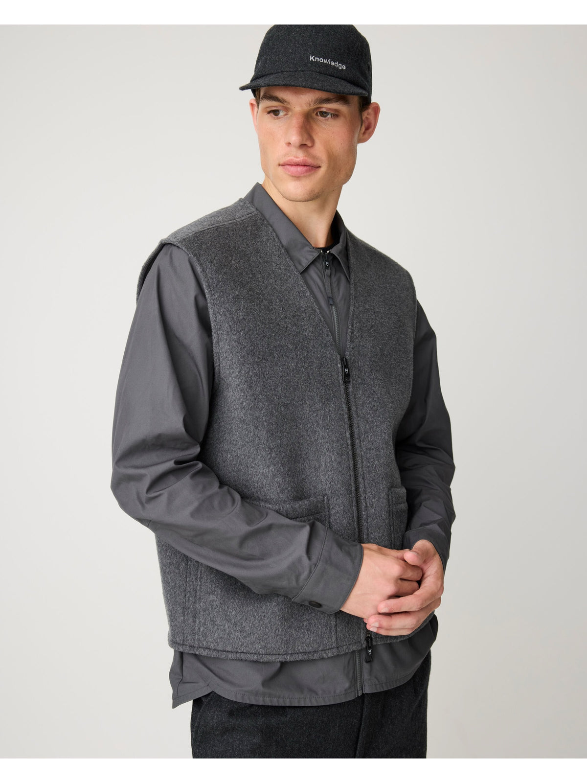 Veste Wool en laine recyclée col chemise — KnowledgeCotton Apparel — Gris foncé chiné — porté 5 | Appart 17 Bruxelles