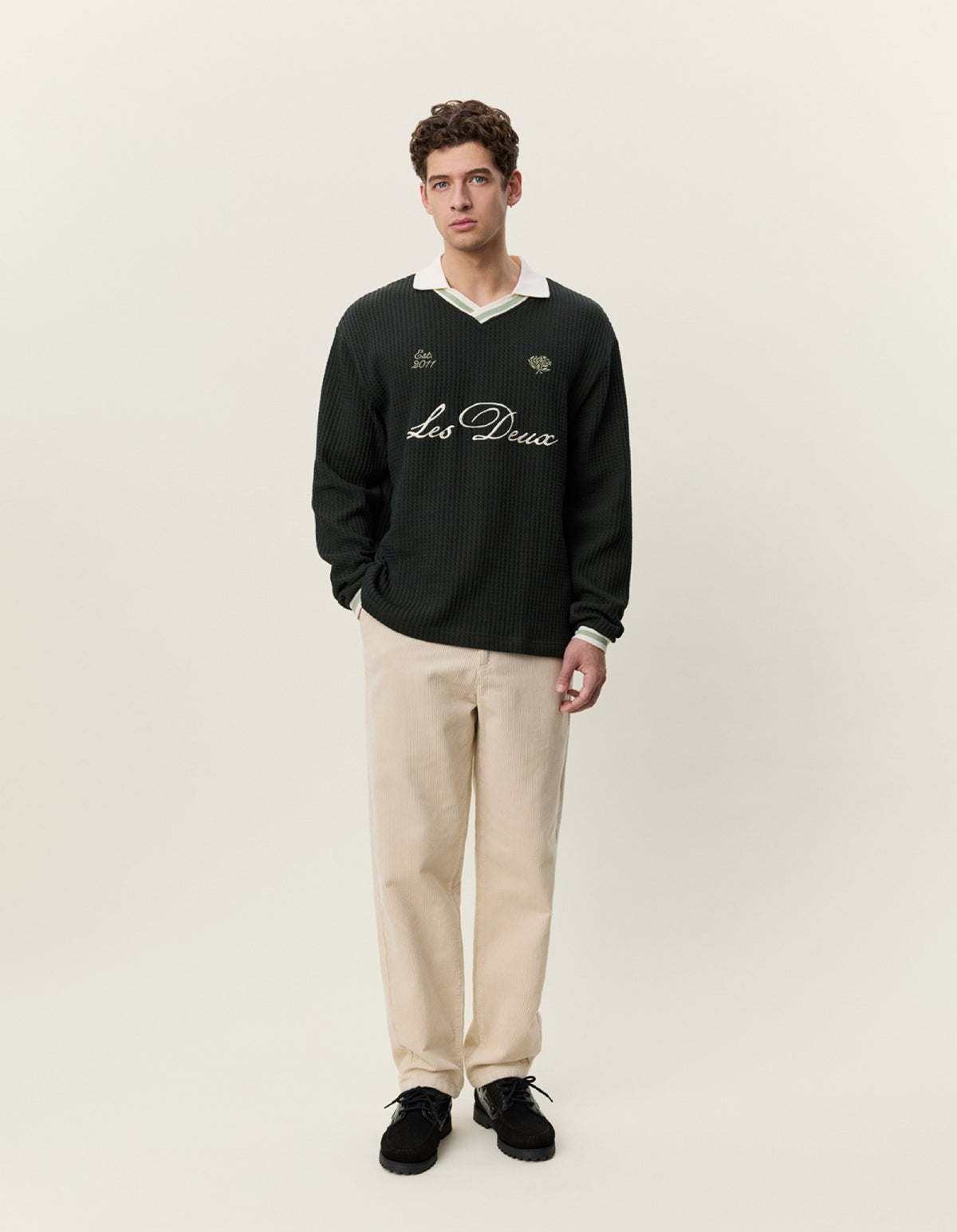 Waffle LS Football Jersey Maillot gaufré à manches longues — Les Deux — Rosin Green — porté, en pied 4 | Appart 17 Bruxelles