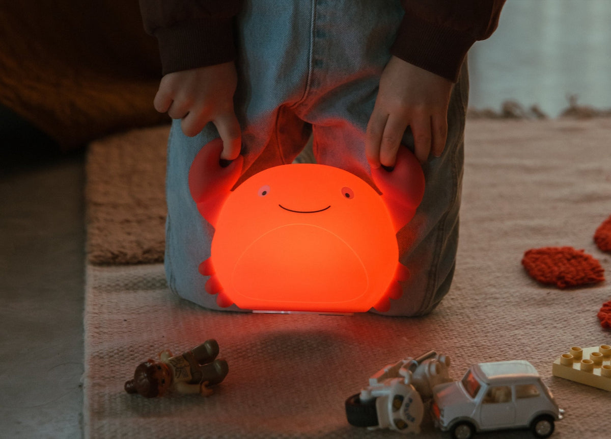 Veilleuse en silicone rechargeable — AP Junior — Théo crabe corail — autre vue 4 | Appart 17 Bruxelles